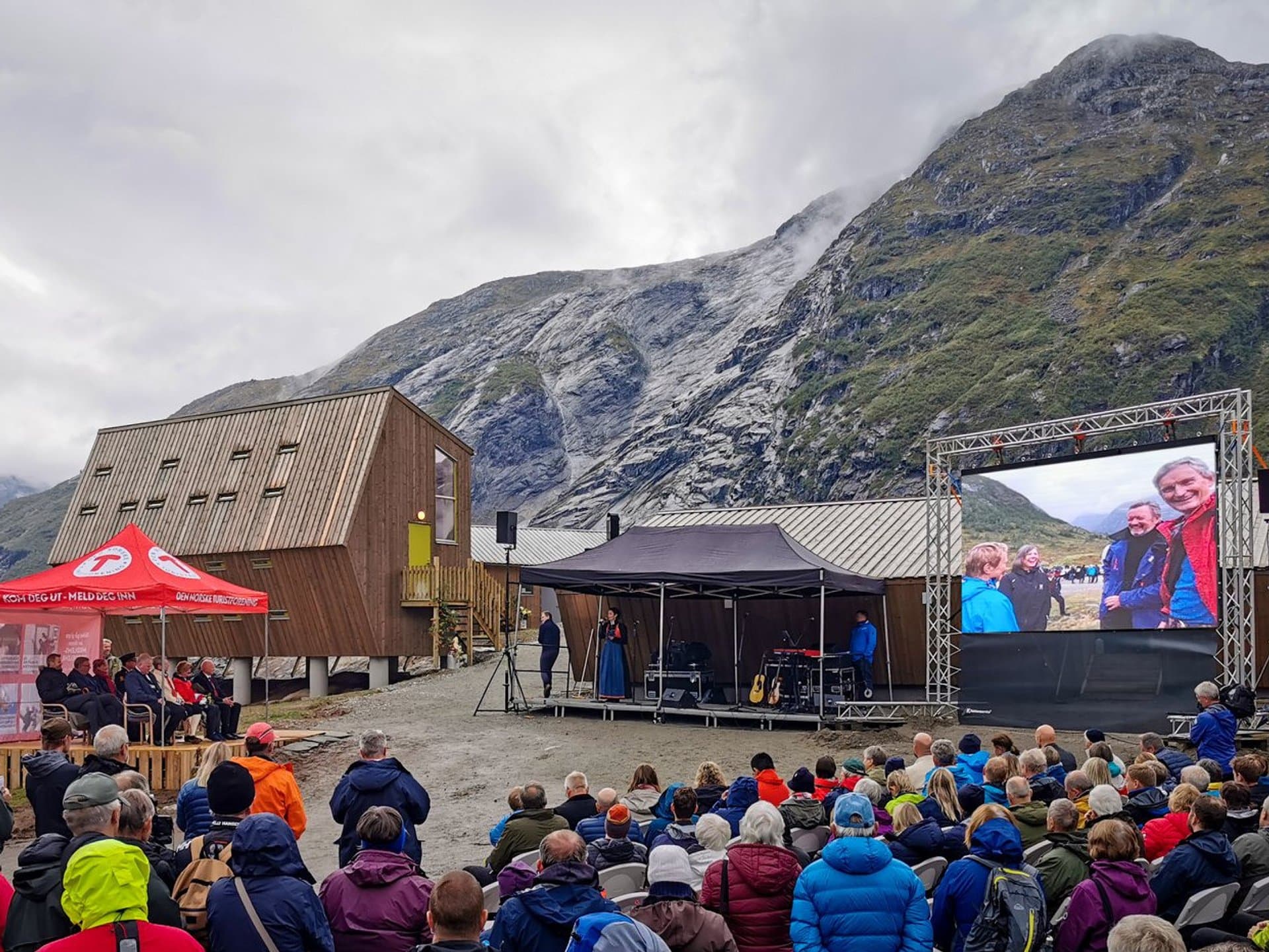 outdoor LED screen at Luster Turlag