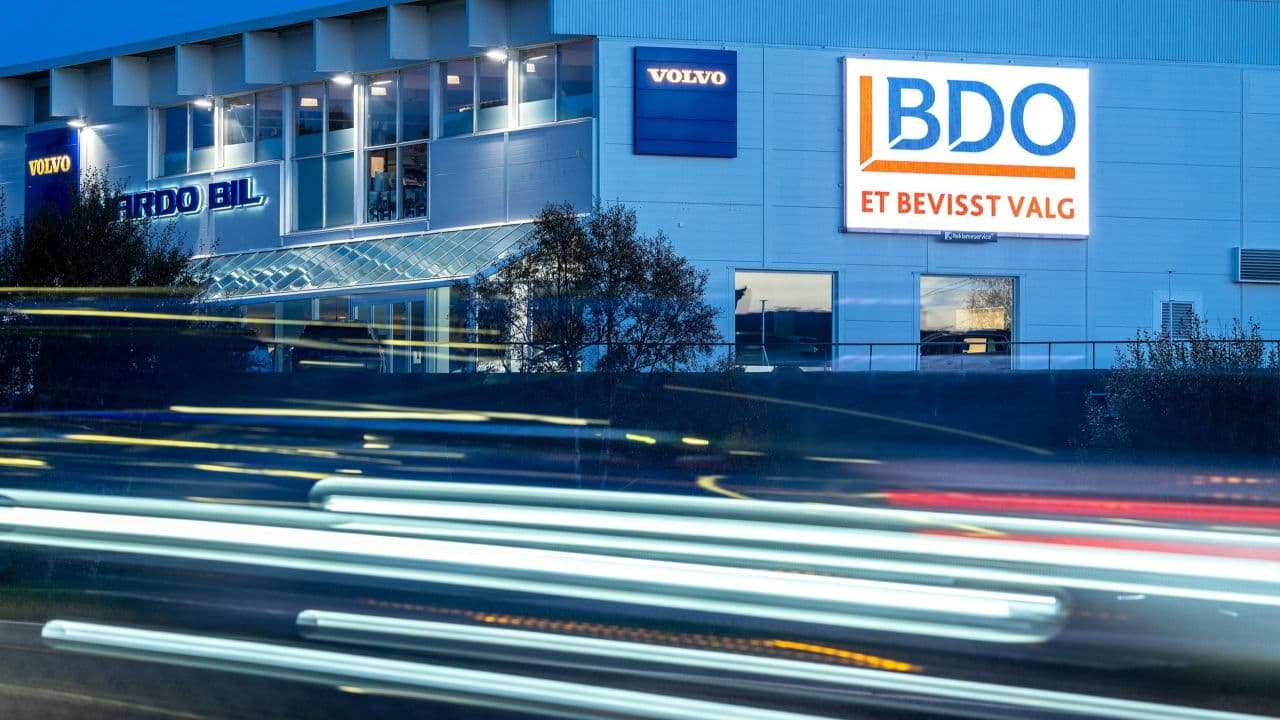 LED-fasadeskjerm med BDO-reklame ved bilforhandler i skumringen