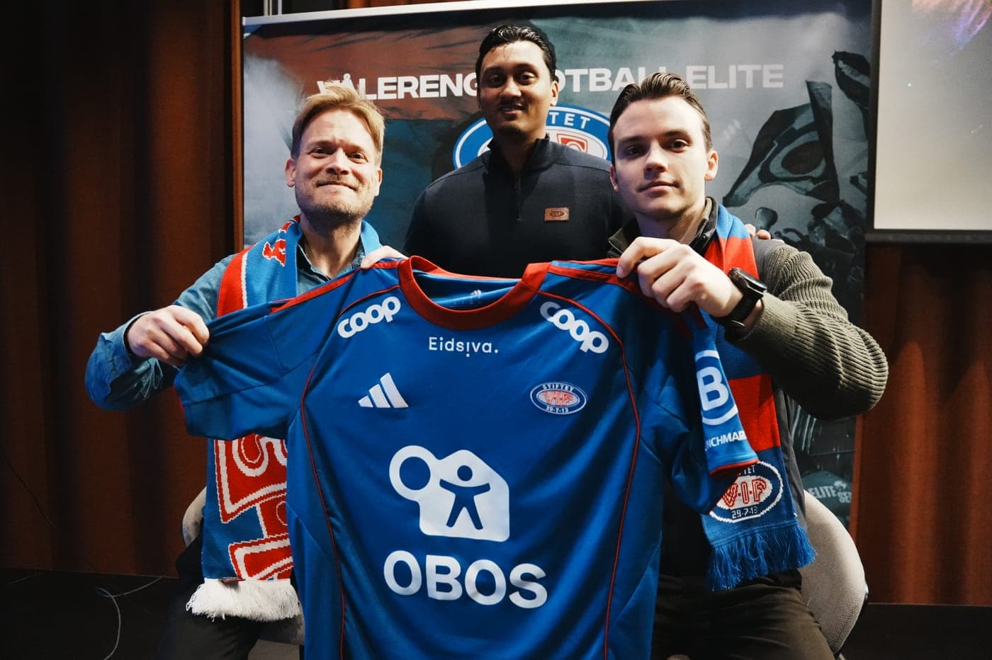 The LEDFRONT team with a Vålerenga shirt during the signing ceremony at Vålerenga Fotball Elite