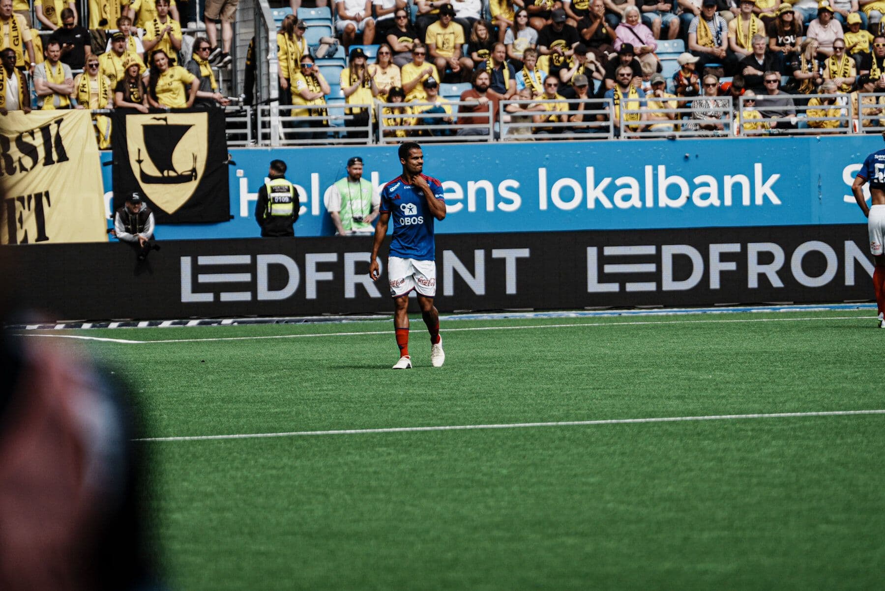LEDFRONT-logo på LED-perimeterboards langs banen på Intility Arena under en Vålerenga-kamp